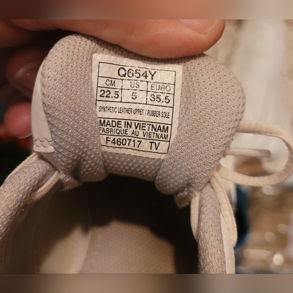 Asics white "Cheer 8" sneakers Sz.5 - Picture 7 of 7